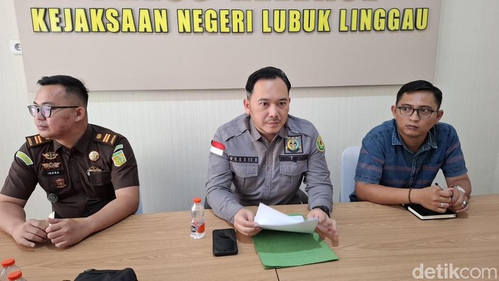 Kasi Intelijen Kejari Lubuklinggau Armein Ramdhani (tengah)