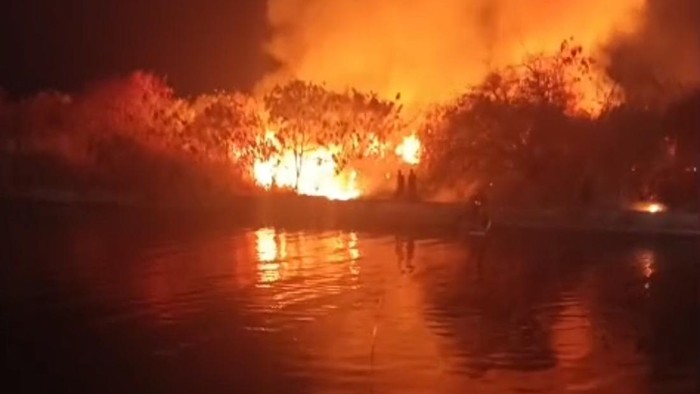 Lahan dekat Mall 23 Semarang terbakar, Rabu (16/9/2026)/