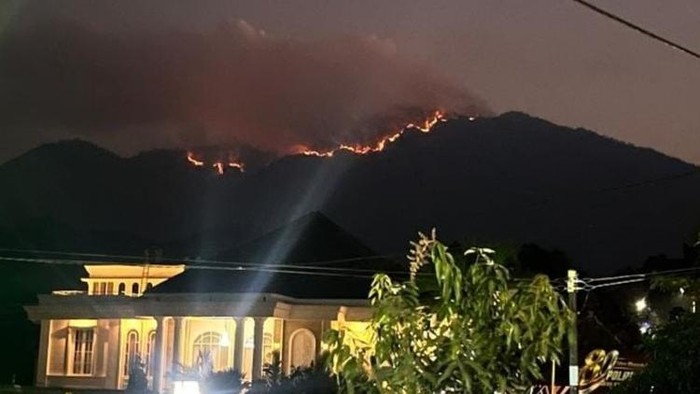 Kebakaran di puncak Gunung Wilis terpantau dari Kantor BMKG Stasiun Geofisika Nganjuk