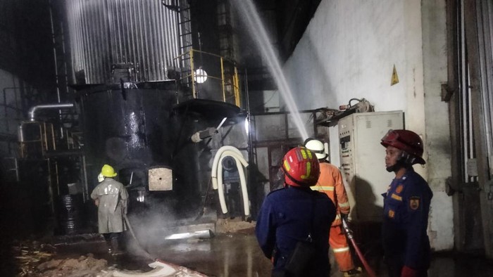 Kebakaran pabrik kayu PT Rakabu di sragen.