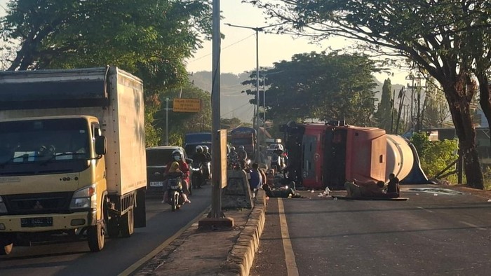 Kecelakaan truk terguling di Jalan Poros Pangkep-Maros menyebabkan perlambatan lalu lintas.
