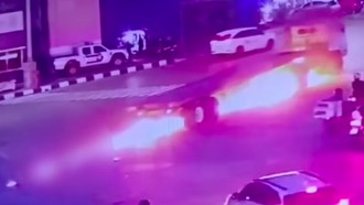 Detik-detik Motor Terobos Lampu Merah Tertabrak Truk hingga Terbakar di Priok