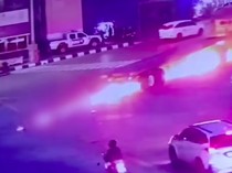 Detik-detik Motor Terobos Lampu Merah Tertabrak Truk hingga Terbakar di Priok