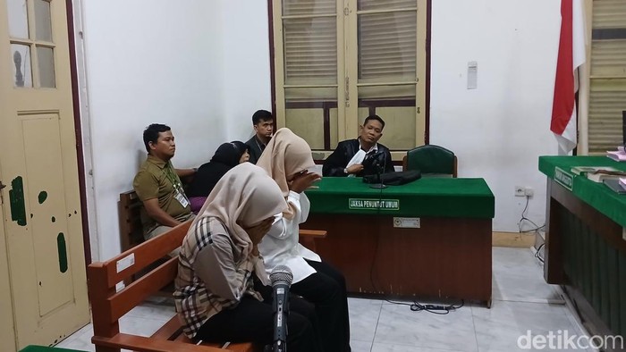 Kedua terdakwa dilepas hakim di ruangan Cakra 7 Pengadilan Negeri (PN) Medan, Rabu (16/9/2026)