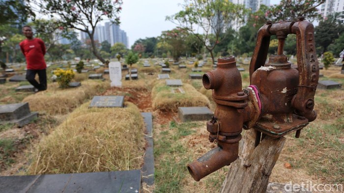 Kemarau Panjang, Rumput Makam di Menteng Pulo Mulai Menguning Dampak kemarau mulai terlihat di TPU Menteng Pulo. Rumput makam menguning dan mengering meski para pekerja rutin menyiram dua kali sehari.