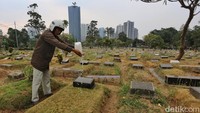  Ridwan, warga Menteng Atas menyempatkan diri untuk menyirami air ke makam orangtuanya di TPU Menteng Pulo, Jakarta Selatan. Sejak satu bulan terakhir, Ridwan menyempatkan diri untuk mampir sepulang kerja dengan membawa dirijen air supaya rumput tetap hijau.  