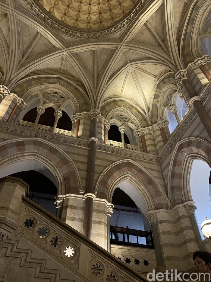Brihanmumbai Municipal Corporation (BMC) merupakan pemerintahan setingkat kota atau kota madya yang memiliki gedung megah peninggalan kolonial Inggris. Gedung BMC selesai dibangun oleh arsitek Inggris, F.W. Stevens pada 1893 dengan gaya ‘Gothic Revival’, yang populer pada akhir abad ke-18.