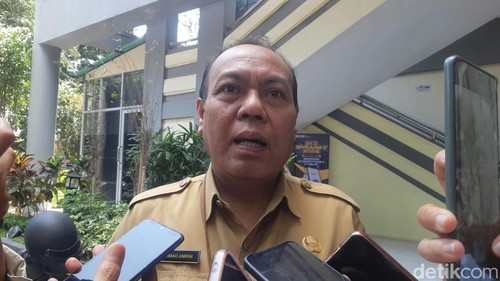Kepala Bidang (Kabid) Pelayanan Badan Keuangan Daerah (BKD) Kota Mataram, Achmad Amrin saat diwawancarai, Selasa (15/9/2026). Dok. Nathea Citra/detikBali