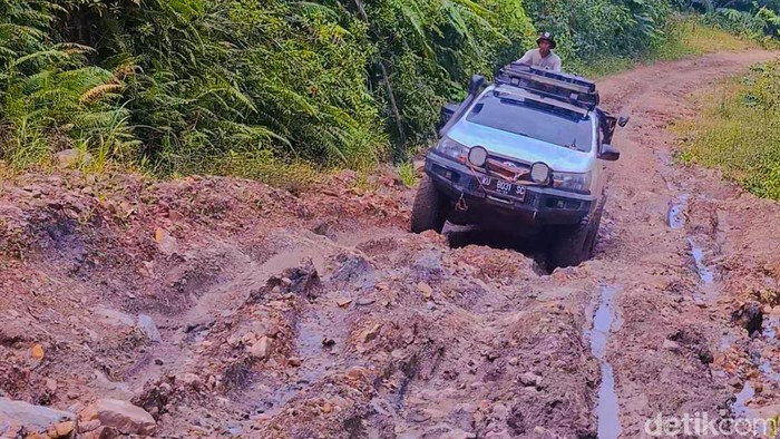 Medan Extreme di Jalan Trans Nasional Malinau Semamu Malinau yang menghubungkan Krayan tampak rusak parah.