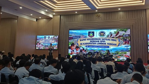 Kepala Satgas Pengawasan MBG Lombok Tengah, Lalu Firman Wijaya, berpidato saat rapat koordinasi dengan kepala SPPG di Ballroom Kantor Bupati Lombok Tengah, Rabu (16/9/2026). (Foto: Edi Suryansyah/detikBali)