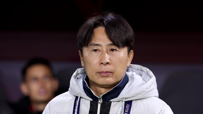 KOBE, JAPAN - MARCH 11: FC Seouls coach Kim Ki-dong looks on before the AFC Champions League Elite Round of 16 second leg match between Vissel Kobe and FC Seoul at Kobe City Misaki Park Stadium on March 11, 2026 in Kobe, Hyogo, Japan. (Photo by Paul Miller/Getty Images)