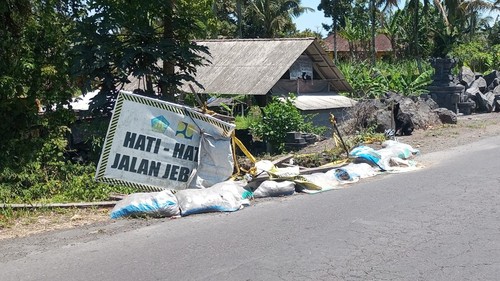 Kondisi bahu jalan di Banjar Dinas Padangaji Tengah, Desa Peringsari, Kecamatan Selat, Karangasem, jebol, Rabu (16/9/2026). (Foto: I Wayan Selamat Juniasa/detikBali)
