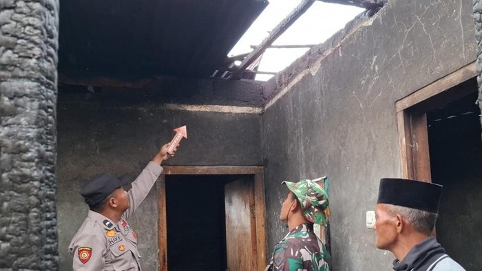 Kondisi rumah usai terbakar di Desa Butuh Kidul, Kalikajar, Wonosobo, Rabu (16/9/2026).