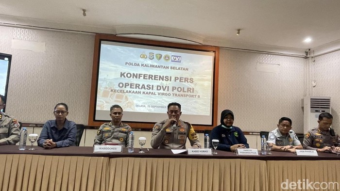Konferensi pers tim DVI Polda Kalsel terkait KM Virgo Transport 8.