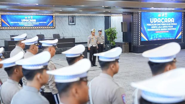 Korlantas menggelar upacara Pencucian Pemuliaan Pataka Korps Lalu Lintas Polri Dharmakerta Marga Raksyaka dalam menyambut HUT ke-71 Lalu Lintas Bhayangkara. (dok Korlantas)