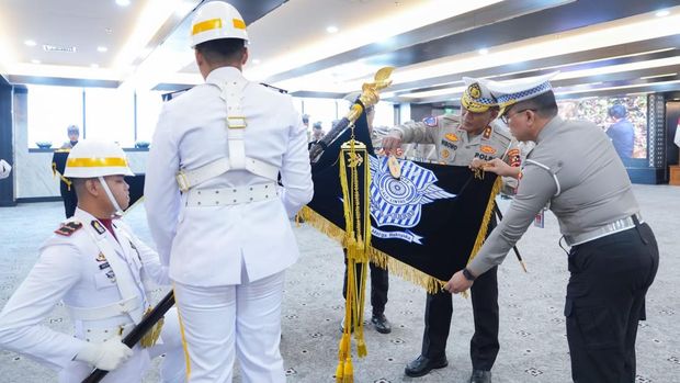 Korlantas menggelar upacara Pencucian Pemuliaan Pataka Korps Lalu Lintas Polri Dharmakerta Marga Raksyaka dalam menyambut HUT ke-71 Lalu Lintas Bhayangkara. (dok Korlantas)