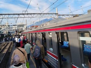 2 KRL Masuk Bengkel, 7 Perjalanan Red Line Batal Pagi Ini