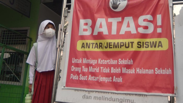 Guru memberitahukan informasi siswa dipulangkan dari sekolah di Padang, Sumatera Barat, Rabu (16/9/2026). Pemkot Padang secara mendadak kembali menerapkan Pembelajaran Jarak Jauh (PJJ) bagi siswa tingkat TK hingga SMP pada Rabu (16/9) pagi karena kualitas udara memburuk dengan tingkat nilai Indeks Standar Pencemar Udara (ISPU) di angka 900 akibat kabut asap. ANTARA FOTO/Fitra Yogi