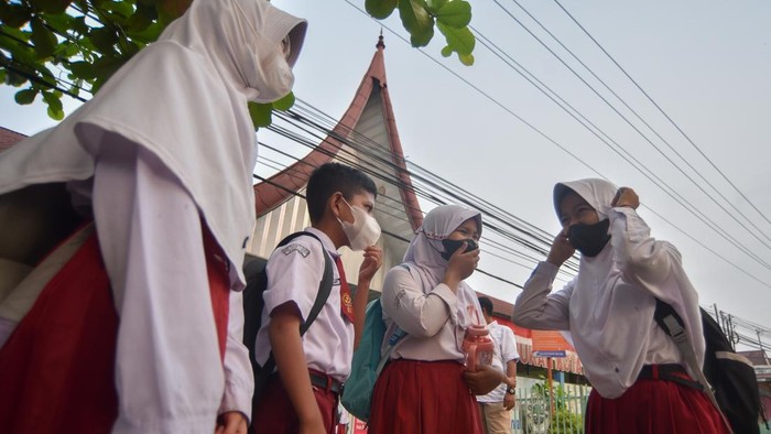 Guru memberitahukan informasi siswa dipulangkan dari sekolah di Padang, Sumatera Barat, Rabu (16/9/2026). Pemkot Padang secara mendadak kembali menerapkan Pembelajaran Jarak Jauh (PJJ) bagi siswa tingkat TK hingga SMP pada Rabu (16/9) pagi karena kualitas udara memburuk dengan tingkat nilai Indeks Standar Pencemar Udara (ISPU) di angka 900 akibat kabut asap. ANTARA FOTO/Fitra Yogi