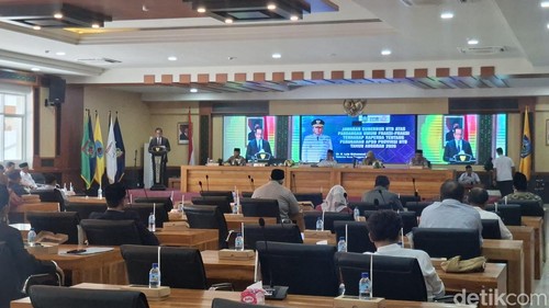 Gubernur NTB Lalu Muhamad Iqbal saat Paripurna di DPRD NTB, Rabu sore (16/9/2026). (Foto: Ahmad Viqi/detikBali).