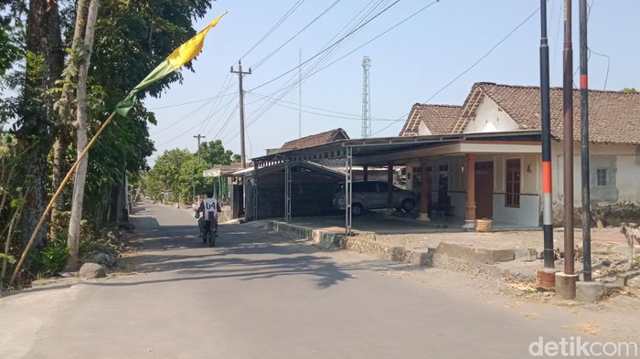 Suasana Dukuh Sambirejo, Desa Barukan, Kecamatan Manisrenggo setelah ada bola api.