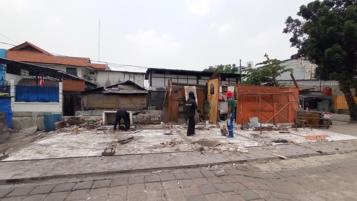 Lokasi truk lepas kendali tabrak lima kios di Jaktim (Shonya/detikcom)