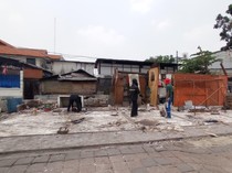 Kagetnya Warga Saat Truk Lagi Diservis Lepas Kendali Tabrak 5 Kios di Jaktim
