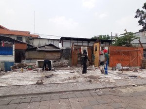 Kagetnya Warga Saat Truk Lagi Diservis Lepas Kendali Tabrak 5 Kios di Jaktim