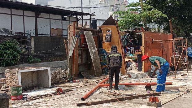 Lokasi truk lepas kendali tabrak lima kios di Jaktim (shonya/detikcom)