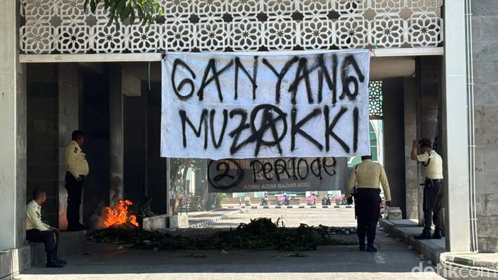 Mahasiswa demo rektor UINSA Surabaya