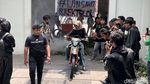 Aksi Bakar-bakar Warnai Demo Mahasiswa Tuntut Rektor UINSA Mundur