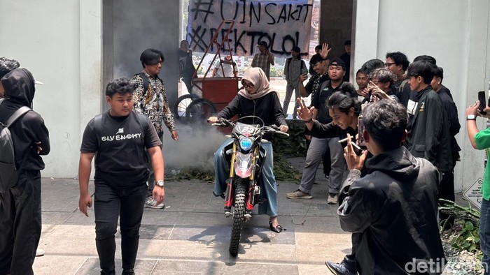 Mahasiswa demo rektor UINSA Surabaya