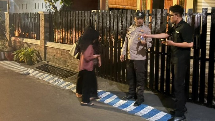 Mahasiswi yang diduga menjadi korban pelecehan oleh pemotor bersama polisi melakukan pengecekan TKP.