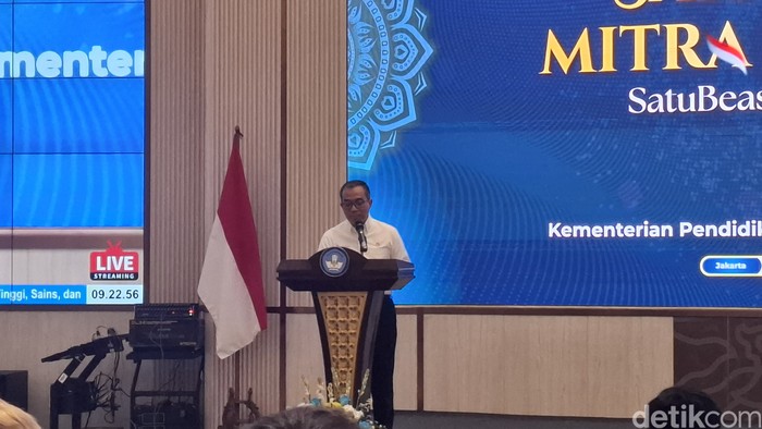 Mendiktisaintek Brian Yuliarto pada  acara Sarasehan Mitra Beasiswa dan Platform SatuBeasiswa Indonesia di Gedung D Kemdiktisaintek, Jakarta Pusat, Rabu (16/9/2026).