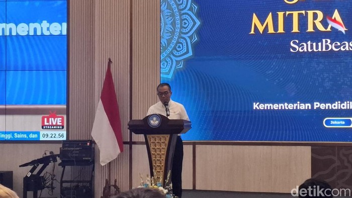 Mendiktisaintek Brian Yuliarto pada  acara Sarasehan Mitra Beasiswa dan Platform SatuBeasiswa Indonesia di Gedung D Kemdiktisaintek, Jakarta Pusat, Rabu (16/9/2026).