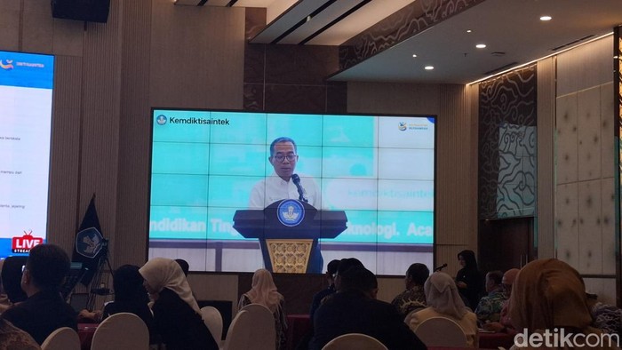 Mendiktisaintek Brian Yuliarto pada  acara Sarasehan Mitra Beasiswa dan Platform SatuBeasiswa Indonesia di Gedung D Kemdiktisaintek, Jakarta Pusat, Rabu (16/9/2026).