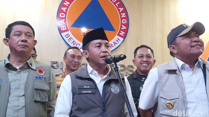 Menhut Raja Juli bersama Kepala BNPB Letjen TNI Suharyanto dan Gubernur Sumsel Herman Deru usai Rakor Karhutla.