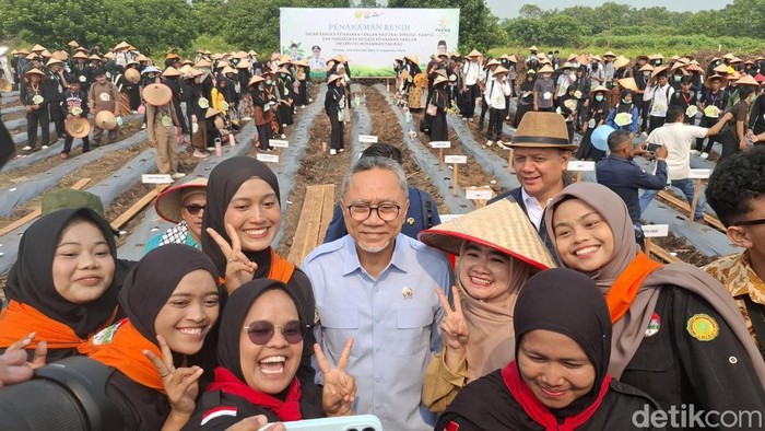 Menko Zulhas usai memberikan kuliah umum ke Maba Universitas Muhammadiyah Riau..