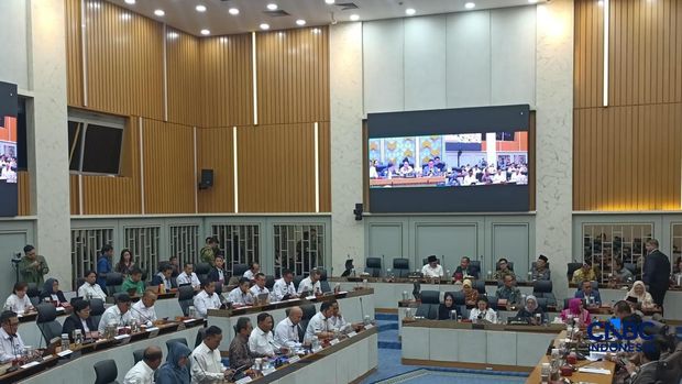 Menteri Kelautan dan Perikanan (MenKP) Sakti Wahyu Trenggono saat rapat kerja bersama Komisi IV DPR RI di Kompleks Parlemen, Jakarta, Rabu (16/9/2026). (CNBC Indonesia/Martyasari Rizky)