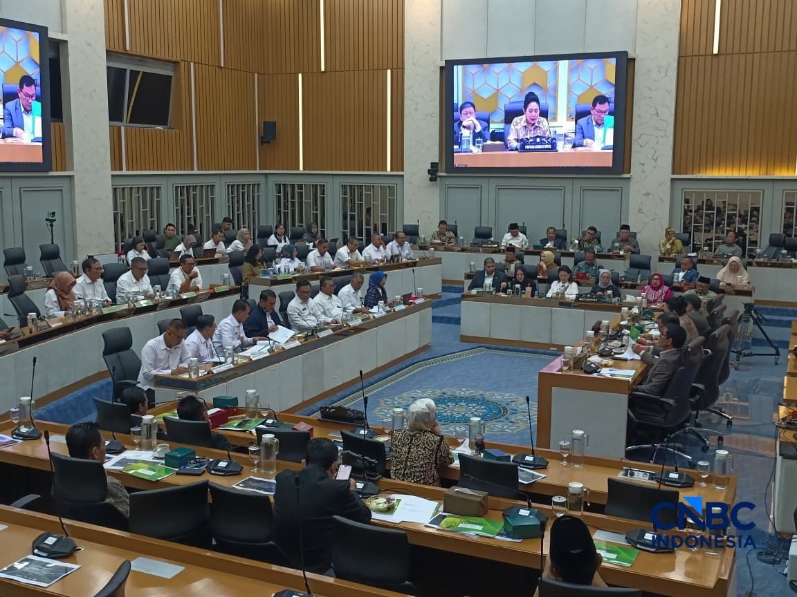 Menteri Pertanian (Mentan) Amran Sulaiman saat Rapat Kerja bersama Komisi IV DPR RI di Kompleks Parlemen, Jakarta, Rabu (16/9/2026). Menteri Pertanian (Mentan) Amran Sulaiman saat Rapat Kerja bersama Komisi IV DPR RI di Kompleks Parlemen, Jakarta, Rabu (16/9/2026). (CNBC Indonesia/Martyasari Rizky)