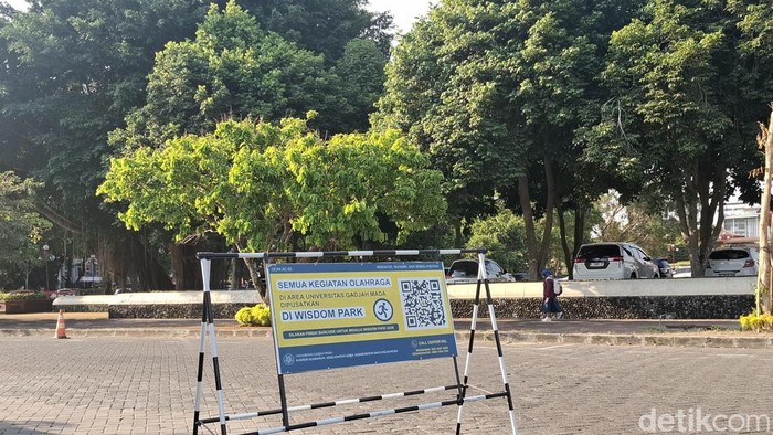 Papan peringatan larangan aktivitas olahraga di sejumlah titik di area kampus Universitas Gadjah Mada, Sleman, Rabu (16/9/2026)