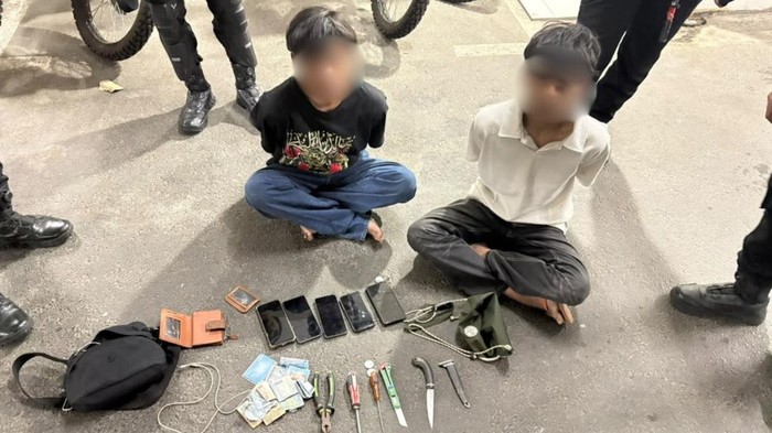 Patroli Brimob Polda Metro Jaya dan Tim Perintis Presisi Polres Metro Jaktim mengamankan dua pemuda diduga begal, Rabu (16/9/2026).