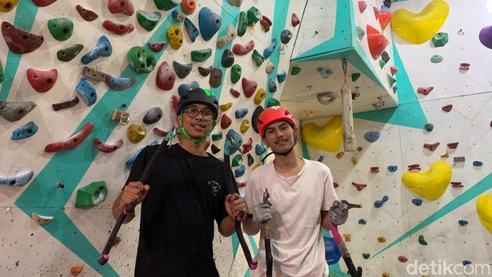 Pegiat olahraga dry tooling, Adam Armandhany dan Iyas Bachrul