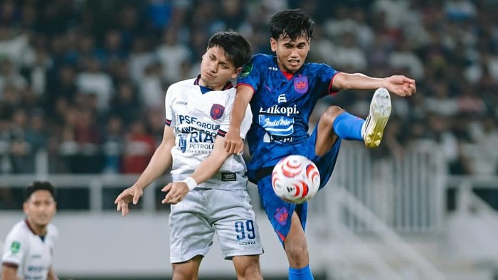 Pemain muda PSIS, Fadistya Mahendra saat duel bola dengan pemain PSPS.