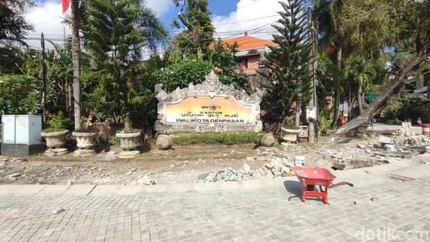 Penataan kawasan heritage Kota Denpasar masih di kebut pengerjaannya. Pantauan detikBali, di depan kantor Walikota Denpasar, pemasangan paving balok kecil terlihat dikerjakan, Rabu (16/9/2026). (Ahmad Firizqi Irwan/detikBali) Penataan kawasan heritage Kota Denpasar masih di kebut pengerjaannya. Pantauan detikBali, di depan kantor Walikota Denpasar, pemasangan paving balok kecil terlihat dikerjakan, Rabu (16/9/2026). (Ahmad Firizqi Irwan/detikBali)