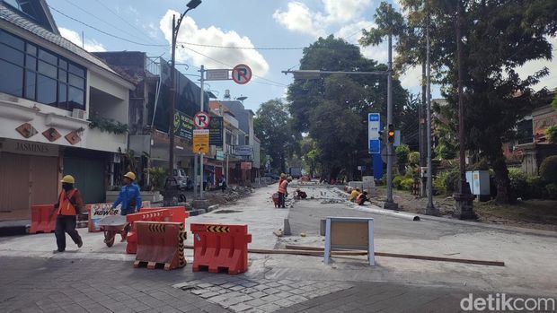 Penataan kawasan heritage Kota Denpasar masih di kebut pengerjaannya. Pantauan detikBali, di depan kantor Walikota Denpasar, pemasangan paving balok kecil terlihat dikerjakan, Rabu (16/9/2026). (Ahmad Firizqi Irwan/detikBali) Penataan kawasan heritage Kota Denpasar masih di kebut pengerjaannya. Pantauan detikBali, di depan kantor Walikota Denpasar, pemasangan paving balok kecil terlihat dikerjakan, Rabu (16/9/2026). (Ahmad Firizqi Irwan/detikBali)