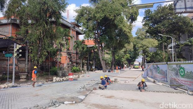 Penataan kawasan heritage Kota Denpasar masih di kebut pengerjaannya. Pantauan detikBali, di depan kantor Walikota Denpasar, pemasangan paving balok kecil terlihat dikerjakan, Rabu (16/9/2026). (Ahmad Firizqi Irwan/detikBali) Penataan kawasan heritage Kota Denpasar masih di kebut pengerjaannya. Pantauan detikBali, di depan kantor Walikota Denpasar, pemasangan paving balok kecil terlihat dikerjakan, Rabu (16/9/2026). (Ahmad Firizqi Irwan/detikBali)