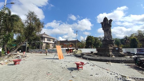 Penataan kawasan heritage Kota Denpasar masih di kebut pengerjaannya. Pantauan detikBali, di depan kantor Walikota Denpasar, pemasangan paving balok kecil terlihat dikerjakan, Rabu (16/9/2026). (Ahmad Firizqi Irwan/detikBali)