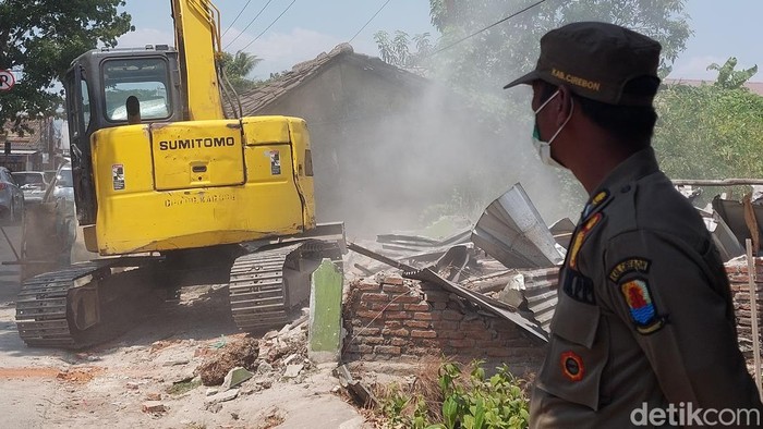 Penertiban bangunan liar di jalan Pangeran Antasari Cirebon