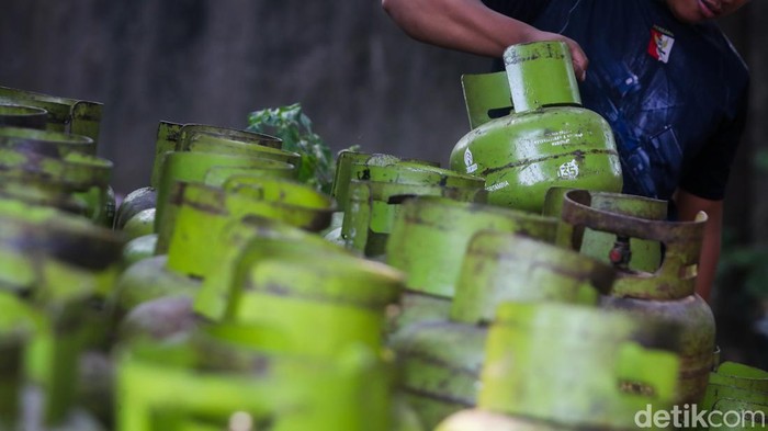 Pekerja membongkar tabung elpiji tiga kilogram di agen penjualan elpiji, Pasar Rebo, Jakarta, Rabu (16/9/2026).